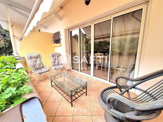A rénover à votre goût: rare sur le secteur maison de ville T4 de 61m2 avec double terrasses, jardin privatif et garage, commerces plage et port à pied !