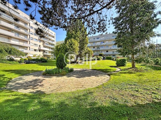 Rare sur le secteur: Dernier étage avec vue parc & tennis