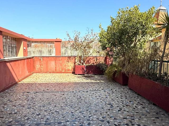 Rare sur le secteur ! T2 avec grande terrasse, à rénover