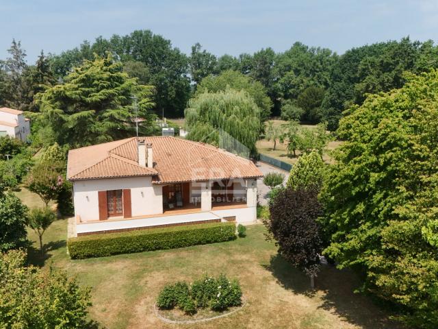 Rare sur le secteur: vaste maison avec deux parties habitations