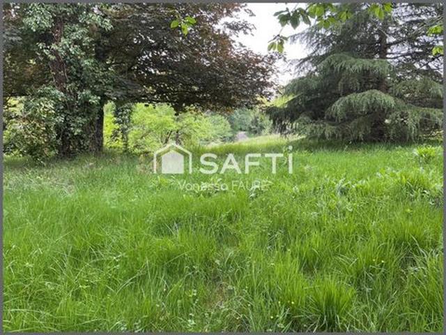 À saisir: 2700m2 de sérénité absolue, entre arbres et verger fruitier »