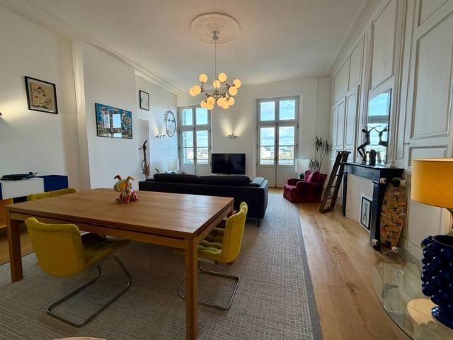 RARE SAUMUR CENTRE VILLE, Appartement de 100m² face Loire dans un immeuble remarquable