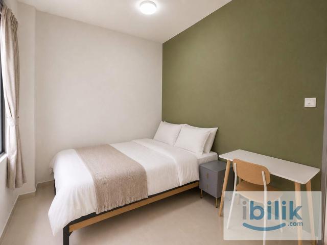 RARE Shorterm AC Muji home w parking @ 5m drive to LRT Puchong Jaya
