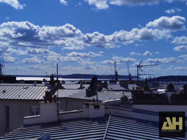 RARE SIAM APPARTEMENT DE 126 M2 AU DERNIER ÉTAGE AVEC TERRASSE ASCENSEUR ET PARKINGS