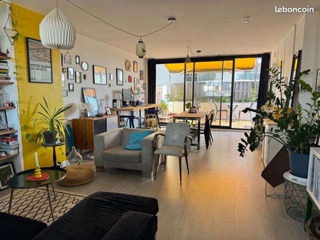 Rare T2 traversant de 53m2 avec terrasse de 16m2 et parking couvert privatif auto et vélo Bordeaux Saint Seurin Croix Blanche