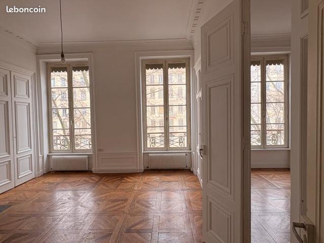 En Exclusivité Beau T3 de 95m2 Vue Rhône/Hôtel Dieu Cachet de l'ancien