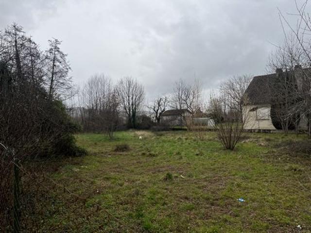 RARE  Terrain constructible viabilisé à 2 min du centre de Saint Céré