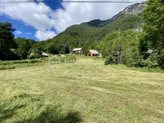 RARE: Terrain à bâtir dans le parc naturel des écrins