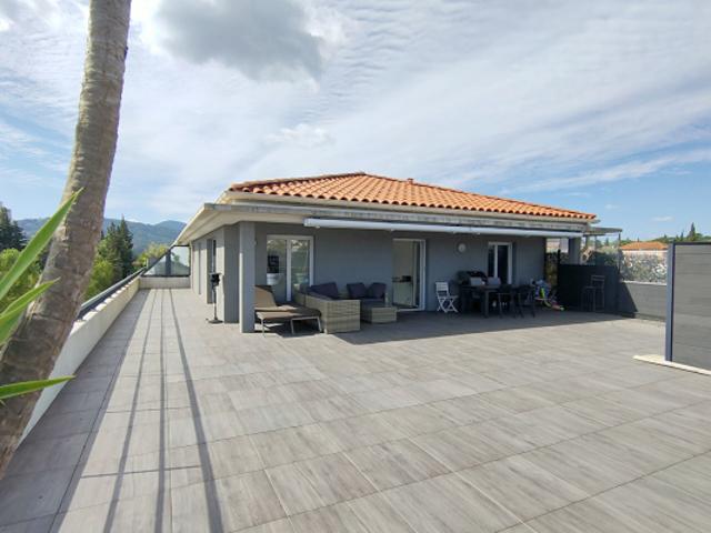 RARE ! TOIT TERRASSE AVEC 2 GARAGES FERMES