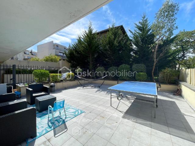 RARE ! TRES BEAU F2 AVEC TERRASSE EXCEPTIONNELLE ET SANS VIS À VIS DE 74 M²