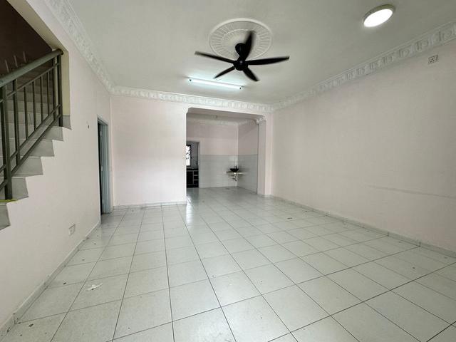 Rare unit at Bukit Indah Avenue 8 also with unblocked views and parki
