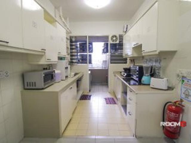 RARE VACANCY in this Highly Secured Condominium ! Convenience Places & Near Public Transport