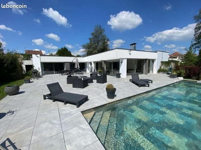 Rare villa d'architecte plain pied 300 m² sur 21 ares arborés avec piscine
