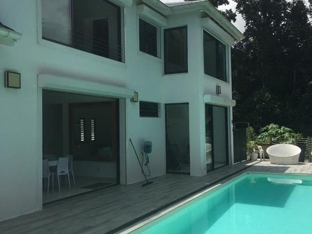 RARE VILLA DE STANDING AVEC PISCINE VUE DEGAGEE 1451 M2 DE TERRAIN