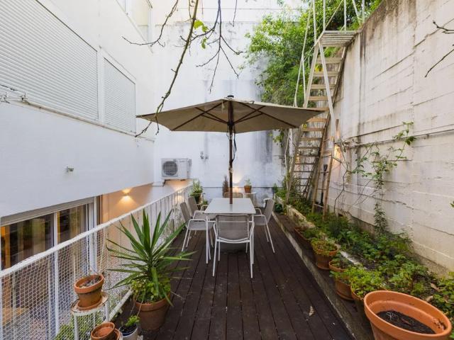 Raro T2, 2 casas de banho, jardim e estacionamento