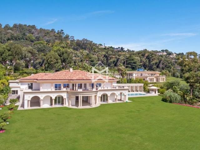 Rare 2 somptueuses villas mitoyennes sur un terrain d'environ 4 hectares