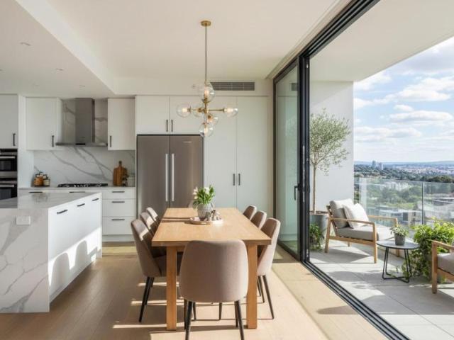 RARE: 4 PIÈCES LUMINEUX ET TRAVERSANT AVEC BALCONS + 2 PARKINGS + CAVE IDÉALEMENT SITUÉ
