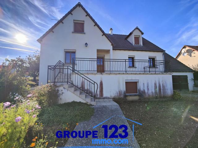Rare: 6 chambres, vue sur champs, deux garages 181m² Laroche Saint Cydroine
