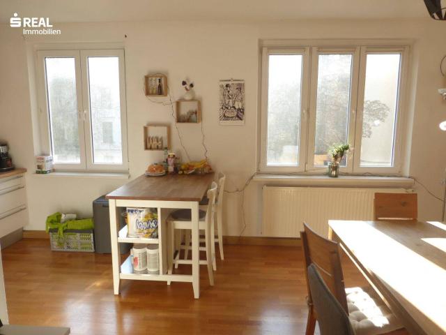 Sunshine and green view Sensational location near Naschmarkt U4/Kettenbrückengasse Perfect 3 room apartment 3rd Floor