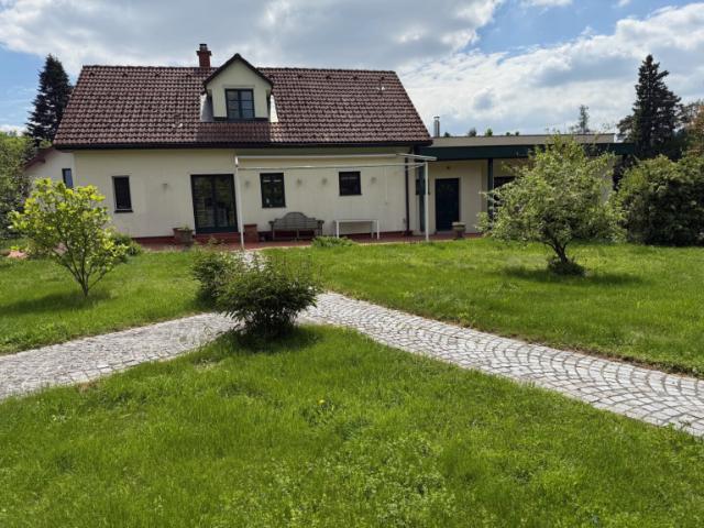 Rarität im Wienerwald: entzückendes Landhaus mit Pferdekoppeln, 7.000 qm Grund, 15 km von der Wiener Stadtgrenze an der A1