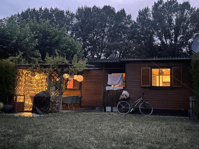 Rarität: Liebevoll gepflegtes Tiny House aus Holz mit Seezugang und Garten am Neufelder See