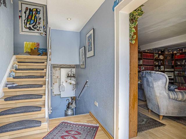 Ratingen Ost: Doppelhaushälfte mit Carport, Wintergarten und großem Grundstück