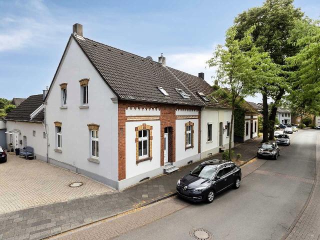 Ratingen Süd: Charmantes Zweifamilienhaus inkl.einzigartigem Künstleratelier