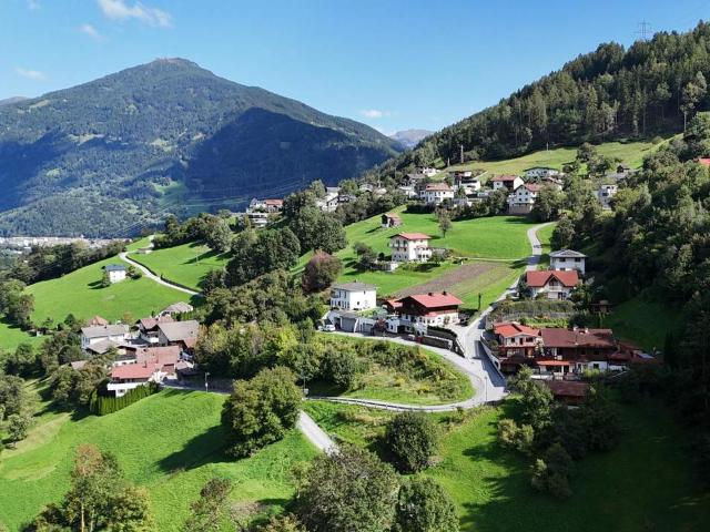 Raum für Ideen auf rund 300 m² – Baugrundstück in Landeck!