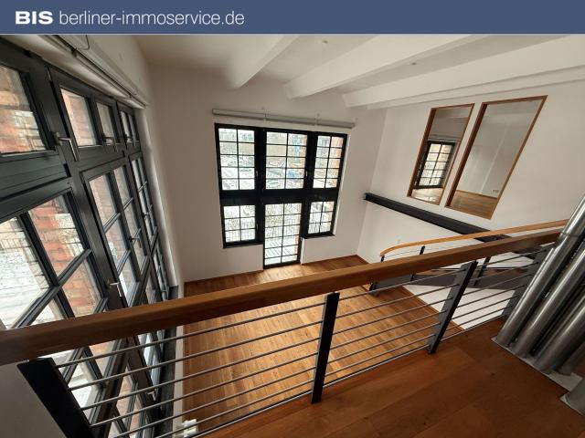 Raum, Licht, Geschichte: Außergewöhnliche Industrieloft Maisonette mit Südbalkon