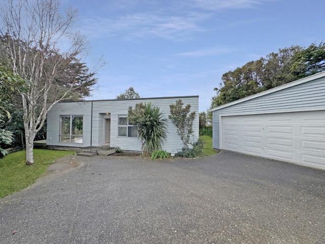 Raumati Beach, 3 bedrooms