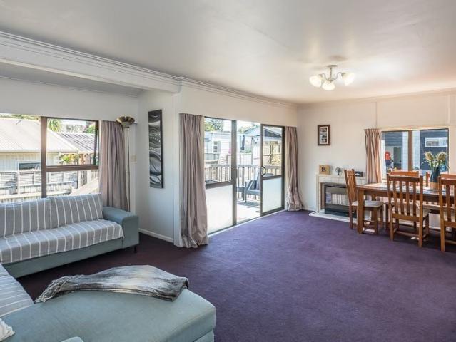 Raumati Beach, 3 bedrooms