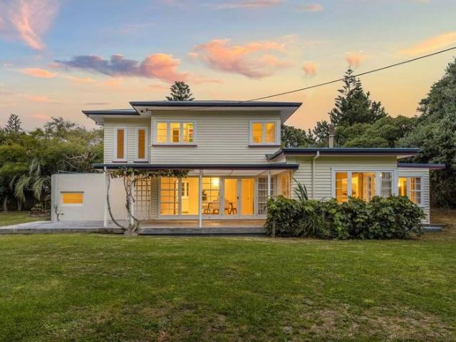 Raumati Beach, 4 bedrooms