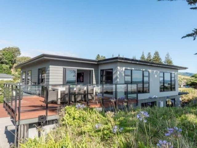 Raumati Beach, 4 bedrooms