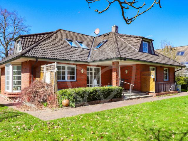 Raumwunder auf ca. 274 m² Wohnfläche – 8 Zimmer & Dreifachgarage!