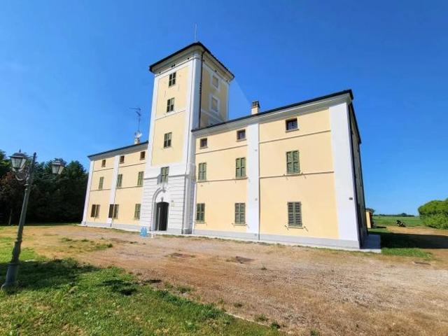 RAVENNA PIANGIPANE Proponiamo attico in villa padronale del 1500 completamente ristrutturata.