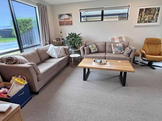RAVENSWOOD – THREE BEDROOMS, TWO BATHROOMS, DOUBLE GARAGE