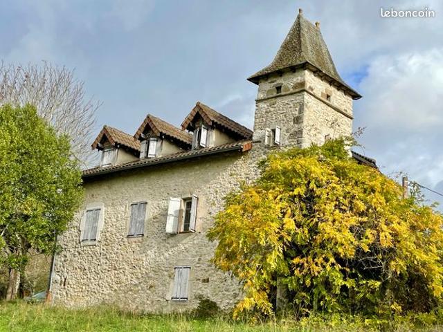 Ravissant corps de ferme sur 4 ha env avec vue dominante, deux granges, puits, proche lot, aveyron et cantal
