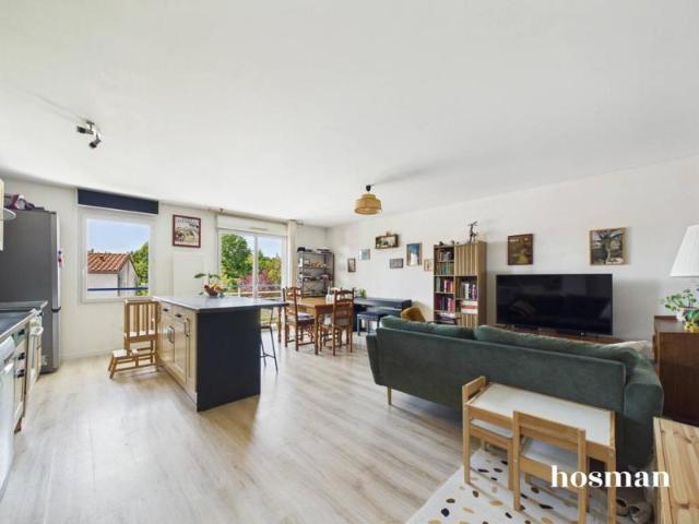 Ravissant duplex de 84 m2 habitables 96 m2 au sol avec 3 chambres, balcon, garage double et place de stationnement Quartier La Blordière à Rezé