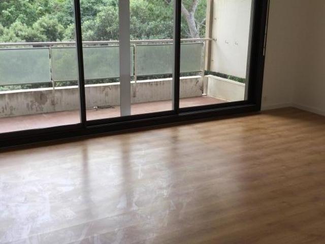 RAVISSANT TYPE 4 ENTIEREMENT RENOVE AVEC BALCON ET PLACE DE PARKING DANS RESIDENCE ARBOREE