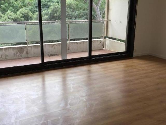 RAVISSANT TYPE 4 ENTIEREMENT RENOVE AVEC BALCON ET PLACE DE PARKING DANS RESIDENCE ARBOREE