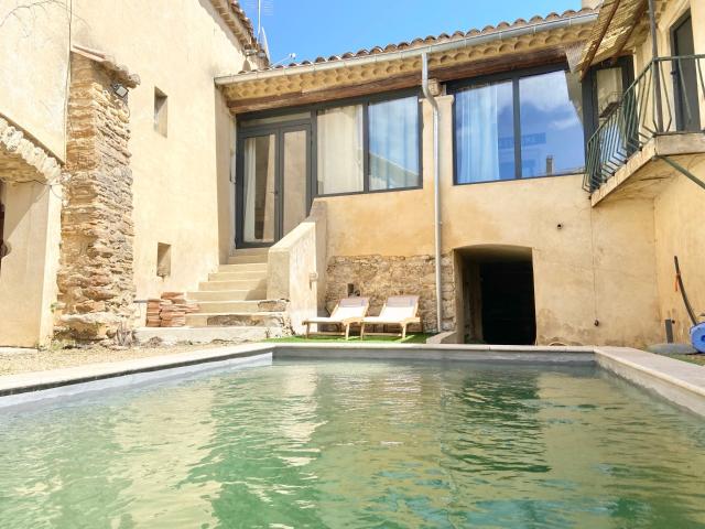 RAVISSANTE MAISON DE VILLAGE EN PIERRE AVEC PISCINE