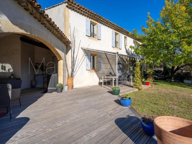 Ravissante propriété avec vues et terrain constructible. 157m² Cabrières d'Avignon