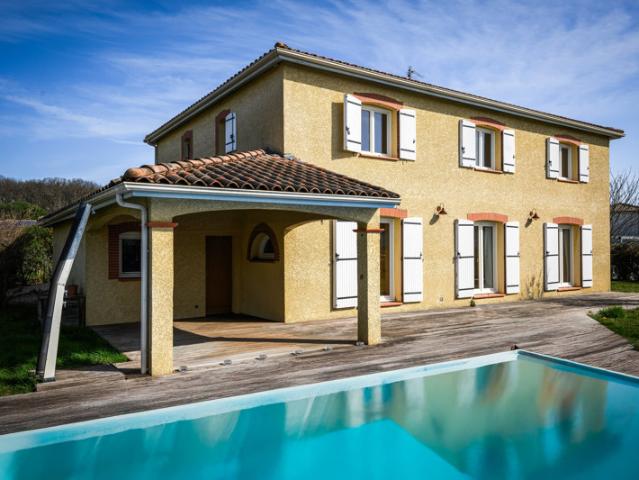 Ravissante villa avec piscine, quartier résidentiel