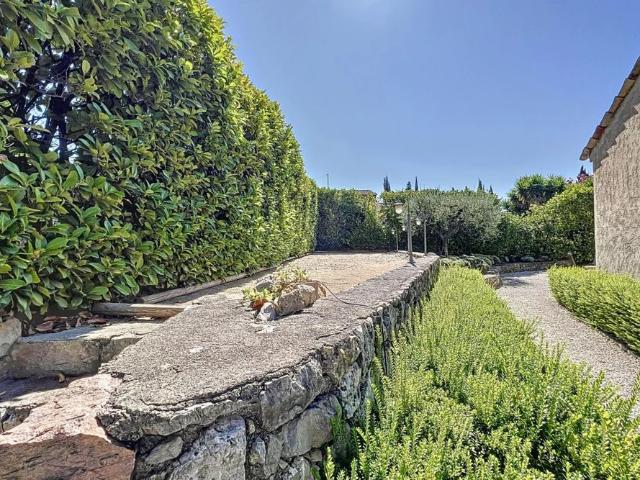 Ravissante villa de 300 m2 à Mougins à louer meublée à l'année