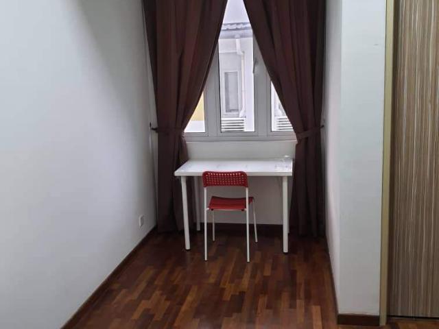 Rawang gated and guarded, fully furnished middleroom with attached bathroom to let