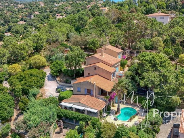 RAYOL CANADEL SUR MER Opportunité à saisir de plus 287m² à moins
