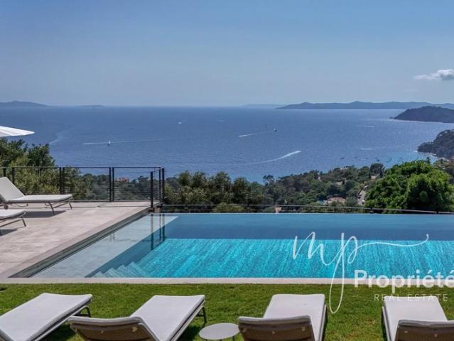 Rayol Canadel sur Mer – Villa contemporaine d’exception vendue entièrement meublée – six suites raffinées. Vue panoramique sur la mer et les îles d’Or