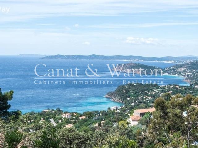 RAYOL CANDEL: VILLA AVEC PISCINE OFFRANT UNE VUE MER EXCEPTI