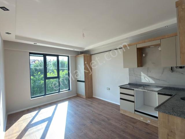Rba'dan Sütlüce Mh. İstiklal Cd. Üzerinde Satılık 1+1 Apart