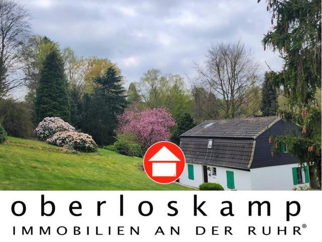 Rd. 6.000 m² großes parkähnliches Grundstück bebaut mit einem historischen 1 3 Familienhaus im Außenbereich von Essen Fulerum!